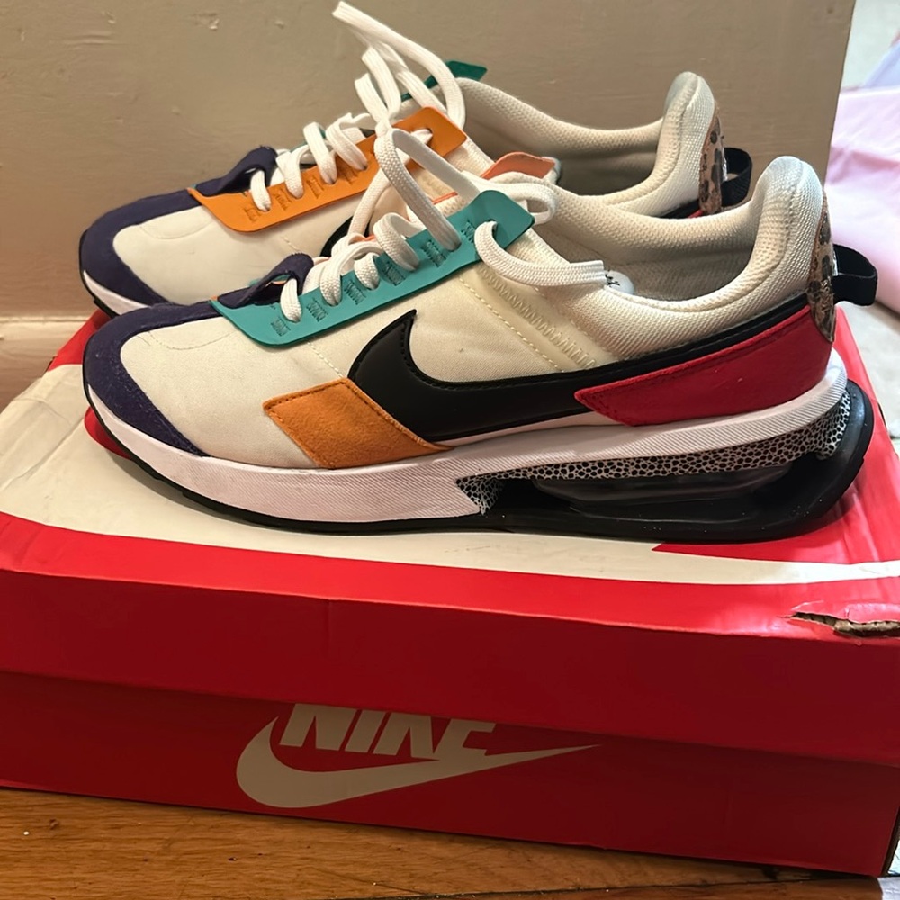 Nike women’s sneaker size 9 1/2 in good condition